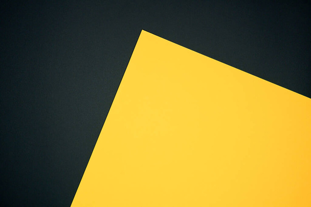 Μαύρο και κίτρινο φόντο χαρτί δύο τόνος χρώμα με ρίγες. Αφηρημένο φόντο σύγχρονο hipster φουτουριστικό. Σχεδιασμός υφής - Φωτογραφία, εικόνα