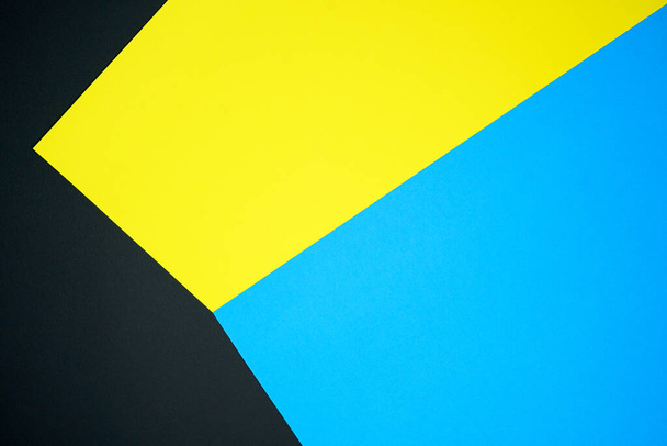 Синій, чорно-жовтий тритонний кольоровий паперовий фон зі смугами. Абстрактний фон сучасний хіпстер футуристичний. Дизайн текстури
 - Фото, зображення