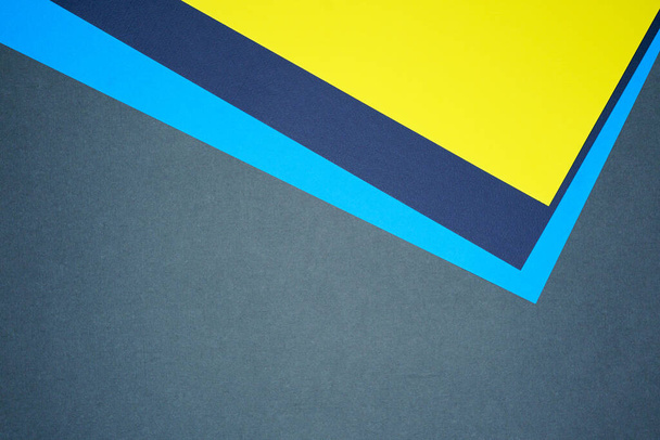 Синий, желтый, четырехцветный бумажный фон с полосками. Абстрактный фон современной хипстерской футуристики. Текстура - Фото, изображение