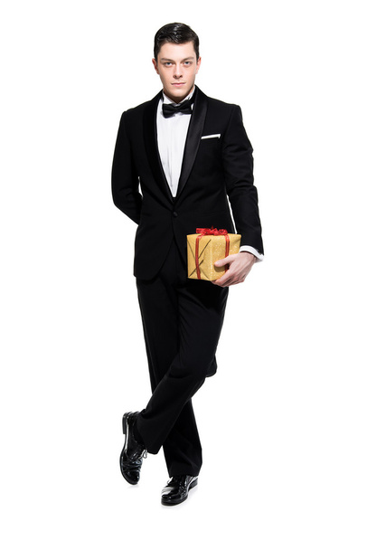 Μόδα παραμονή της Πρωτοχρονιάς άνθρωπος φορώντας μαύρο σακάκι. Κρατώντας  - Φωτογραφία, εικόνα