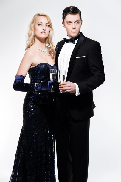 Romantica coppia di moda di Capodanno brindare con champagne
.  - Foto, immagini