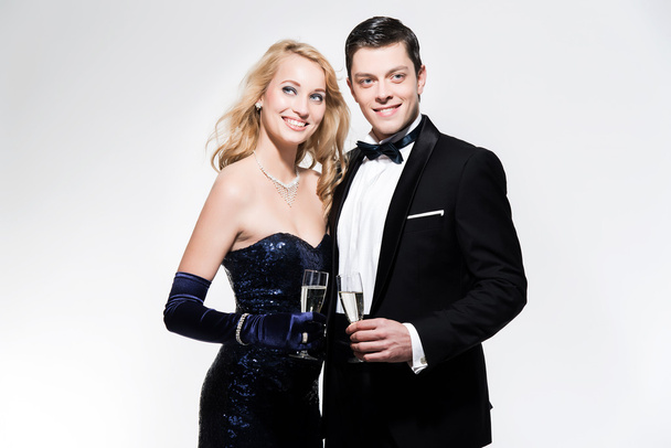 Romántico año nuevo moda pareja brindis con champán
.  - Foto, Imagen