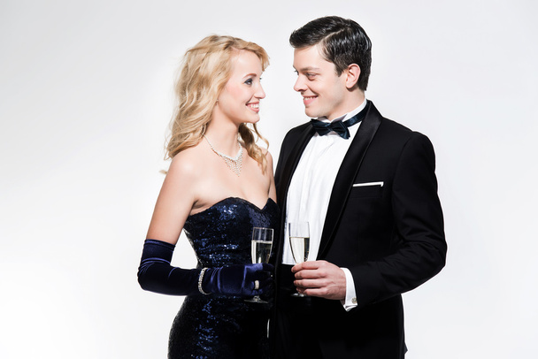 Романтическая новогодняя модная пара пьет шампанское
.  - Фото, изображение