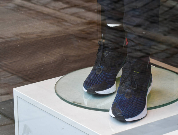 Shoes and mannequin in a shopping window - Foto, Imagem