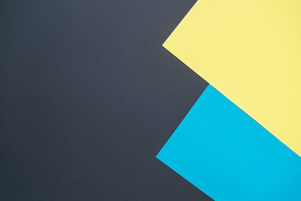 Mavi, siyah, sarı, üç tonlu şeritli kağıt. Soyut arka plan modern hipster fütüristik. Doku tasarımı - Fotoğraf, Görsel