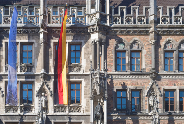 Ayuntamiento de Múnich con banderas
 - Foto, imagen