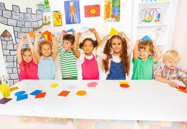 Kids showing cardboard shapes - Foto, afbeelding