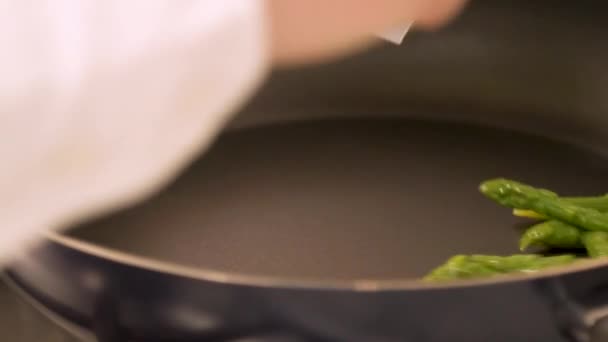 italian homemade noodles with asparagus - Séquence, vidéo