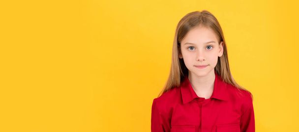 έφηβος παιδί με χαριτωμένο πρόσωπο σε κίτρινο φόντο. Παιδικό πρόσωπο, οριζόντια αφίσα, κορίτσι έφηβος απομονωμένο πορτρέτο, πανό με χώρο αντίγραφο - Φωτογραφία, εικόνα