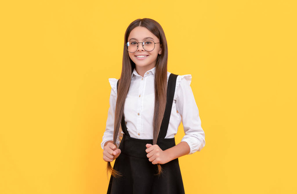 счастливая девочка-подросток в школьной форме и очки для защиты зрения, школа. - Фото, изображение