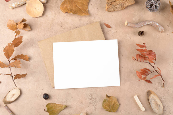 Autumn blank card mockup with envelope for thanksgiving day on natural beige background. Holidays preparation and creativity layout. Thanksgiving mockup greeting card, flat lay, 5x7, similar to A6, A5 - Foto, Bild