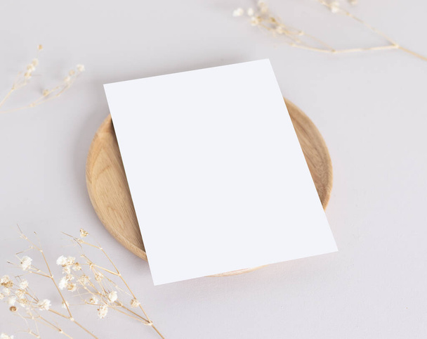 Ευχετήρια κάρτα mockup με ξηρά φύλλα και κάρτες γάμου υποκατάστημα Mockup κάρτα γενεθλίων για το σχεδιασμό - Φωτογραφία, εικόνα