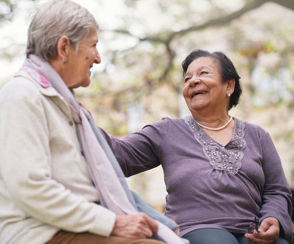 Літні жінки сидять на лавці в парку, усміхаючись щасливим життям довгі друзі насолоджуються пенсією
. - Фото, зображення