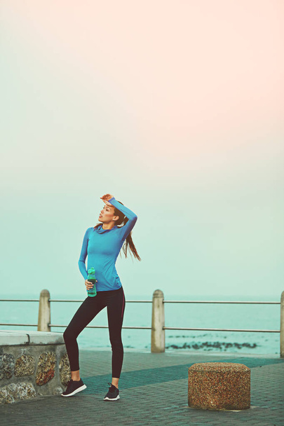 Зробіть перерву для пікового виступу. спортивна молода жінка робить перерву після бігу
 - Фото, зображення