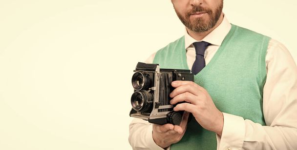 crop man hold retro φωτογραφική μηχανή απομονωμένη σε λευκό, αντιγραφή χώρου, φωτογράφηση. - Φωτογραφία, εικόνα
