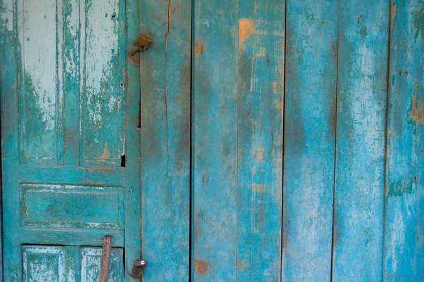 Mavi ahşap kapı paslı kilit ile yıpranmış - Fotoğraf, Görsel