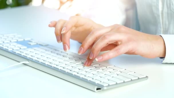 Γυναικεία χέρια απασχολημένα με το πληκτρολόγιο του υπολογιστή για την αποστολή μηνυμάτων ηλεκτρονικού ταχυδρομείου και surfing internet - Πλάνα, βίντεο