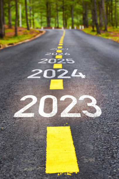 Νέο έτος 2023 2024 2025 και 2027 σε άσφαλτο οδόστρωμα με γραμμές σήμανσης. Ευτυχισμένο το νέο έτος έννοια και να συνεχίσει να κινείται ιδέα - Φωτογραφία, εικόνα