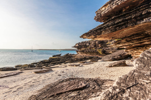 jacht voor spectaculaire rotsformatie in Two Island Bay, Cape Wessel, Northern Territory, Australië. Misschien wel de meest afgelegen plek op het Australische continent. - Foto, afbeelding