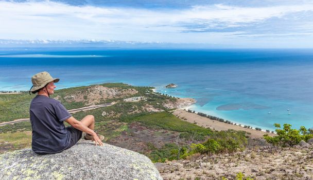 Kobieta patrząca ze spektakularnego widoku na Kapitana Cooksa ze szczytu wyspy Jaszczurki nad Wielką Rafą Koralową, Queensland, Australia - Zdjęcie, obraz