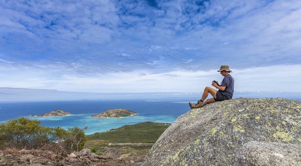 γυναίκα που κοιτάζει από την εντυπωσιακή θέα του Captain Cooks επιφυλακή από την κορυφή του νησιού Lizard πάνω από το Great Barrier Reef, Queensland, Αυστραλία - Φωτογραφία, εικόνα
