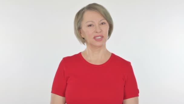 Άρνηση Senior Old Woman Shaking Head in Rejection σε λευκό φόντο  - Πλάνα, βίντεο