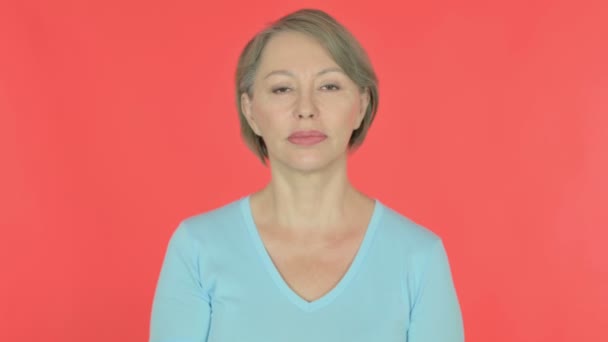 Απόρριψη Senior Old Woman σε άρνηση σε κόκκινο φόντο  - Πλάνα, βίντεο