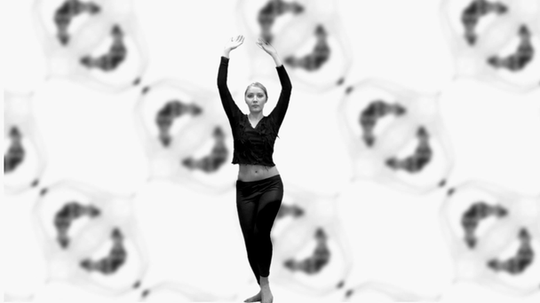 モダンなダンス移動を示す若手女性 - 映像、動画