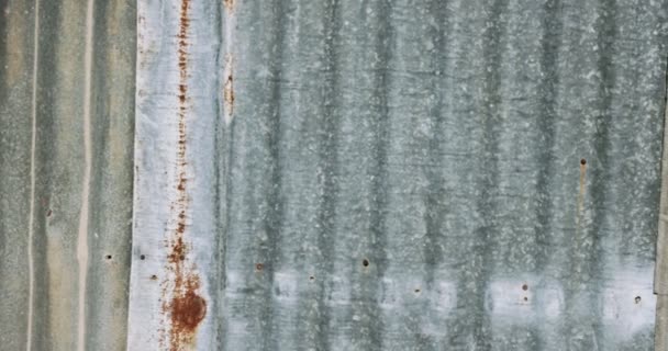 Abstract textures and patterns - metal wall panels with rust and corrosion - Filmagem, Vídeo
