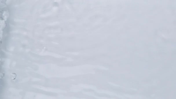 Close-up view op Watertextuur met golven op het water overlay effect voor video mockup. Organisch lichtgrijs slagschaduw bijtend effect met golfbreking van licht. Full HD video banner in slow motion. - Video