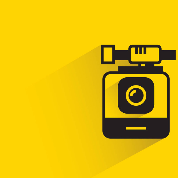 κάμερα δράσης με σκιά σε κίτρινο φόντο - Διάνυσμα, εικόνα