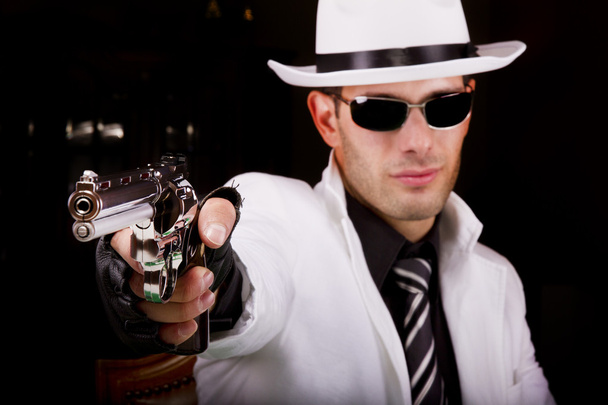 λευκό κοστούμι γκάνγκστερ με ένα πυροβόλο όπλο - Φωτογραφία, εικόνα