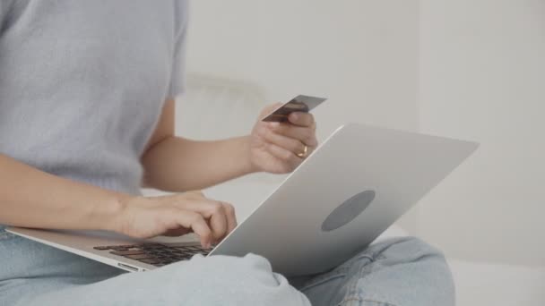 Closeup χέρια της γυναίκας που κάθεται στο κρεβάτι χρησιμοποιώντας φορητό υπολογιστή ψώνια σε απευθείας σύνδεση με την αγορά πιστωτικών καρτών στο διαδίκτυο, ευτυχία κορίτσι πληρωμής με e-business, συναλλαγή της χρηματοδότησης, επιχειρηματική ιδέα. - Πλάνα, βίντεο