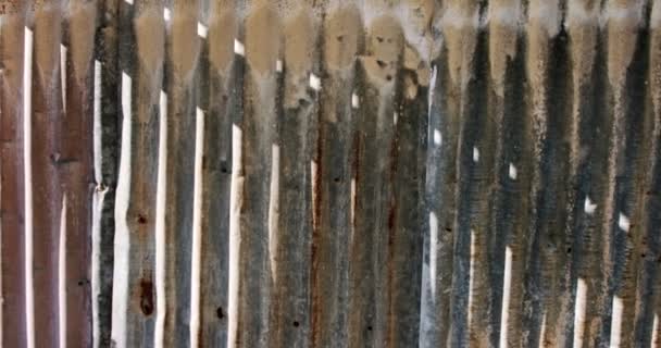 Αφηρημένες υφές και σχέδια - μεταλλικά πάνελ τοίχου με σκουριά και διάβρωση - Πλάνα, βίντεο