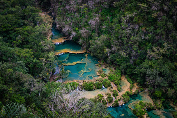 Semuc Champey, бассейны из известняка на реке Каабон в департаменте Альта Верапас, Гватемала
. - Фото, изображение