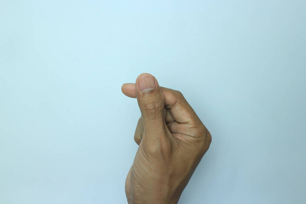 Rękę podpisuje gest, aby być serduszko z końcówkę kciukiem i palcem wskazującym na białym tle. - Zdjęcie, obraz