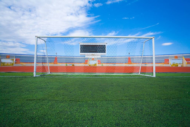 青空にゴールとタブーのあるサッカー場 - 写真・画像
