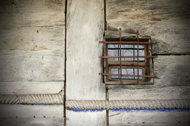ikkuna vanhaan perinteiseen puurakennukseen
 - Valokuva, kuva