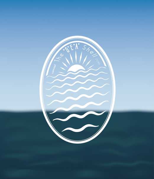 Бейдж концепція: морські раковини на Blurred океан - Вектор, зображення
