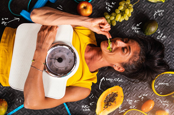 Γυναίκα τρώνε υγιεινά και τα τρένα στο γυμναστήριο - Φωτογραφία, εικόνα