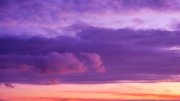Himmel mit Wolken während des Sonnenuntergangs. Wolken und blauer Himmel. Ein hochauflösendes Foto. Panoramafoto für Design und Hintergrund. - Foto, Bild