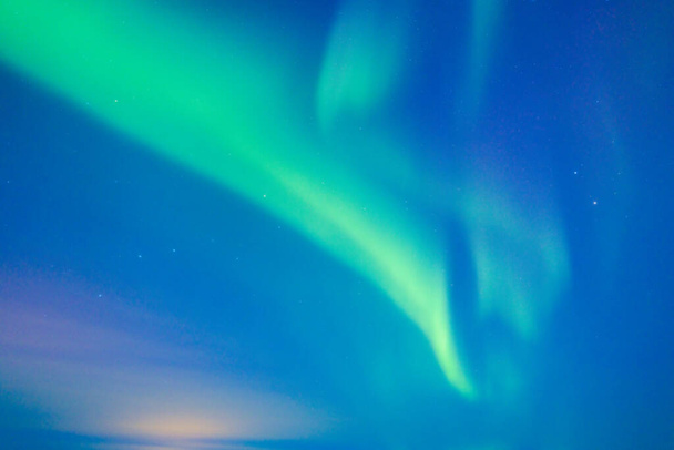 Himmelshintergrund mit Nordlichtern. Aurora borealis. Nordlichter als Hintergrund. Nächtliche Winterlandschaft mit Polarlichtern. Natürlicher Hintergrund. - Foto, Bild