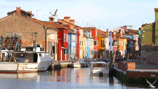 casas de la isla de Burano con vía navegable cerca de Venecia
 - Foto, imagen