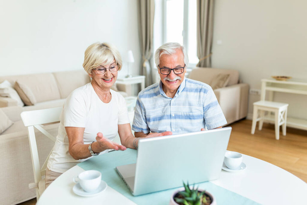 Старша пара розмовляє онлайн через відеоз'єднання на ноутбуці. Приємного проведення часу з друзями та сім'єю за допомогою відеодзвінка
 - Фото, зображення