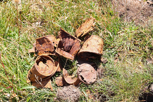 іржаві металеві банки, які солдати використовували для харчових пайків під час Першої світової війни, знайдених на перевалі в Альпах. - Фото, зображення