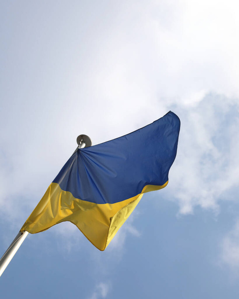Μπλε και κίτρινη σημαία της Ουκρανίας με μπλε ουρανό και λευκά σύννεφα - Φωτογραφία, εικόνα