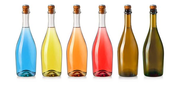 Колекція ігристих скляних пляшок для вина, ізольованих на білих, трояндових і червоних винах, може бути використана для макетів дизайну продукту. Ізольовані на білому
. - Фото, зображення