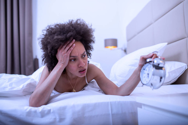 Woman lying in bed suffering from insomnia, Sleepless and desperate beautiful caucasian woman awake at night not able to sleep, feeling frustrated and worried suffering from insomnia in sleep disorder - Foto, afbeelding