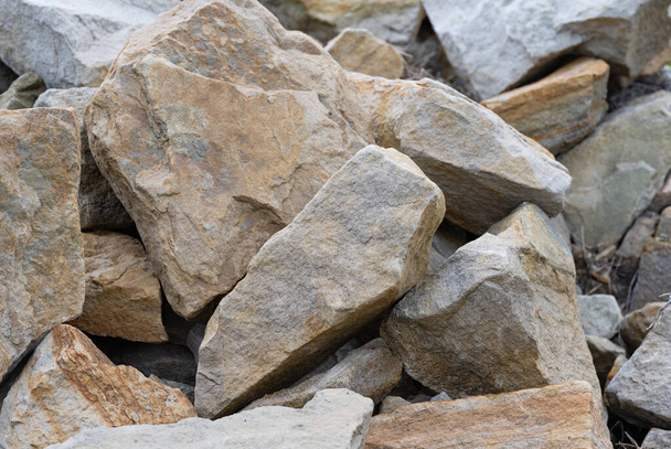 mountain of large stones close-up - Foto, afbeelding