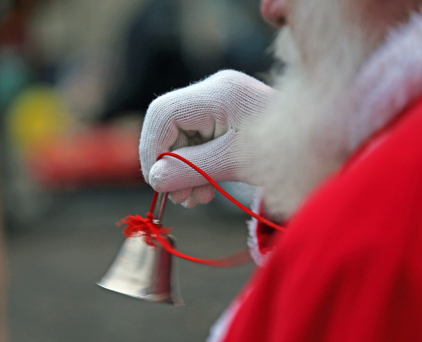 Sino de prata pequeno de Papai Noel com luva branca
 - Foto, Imagem